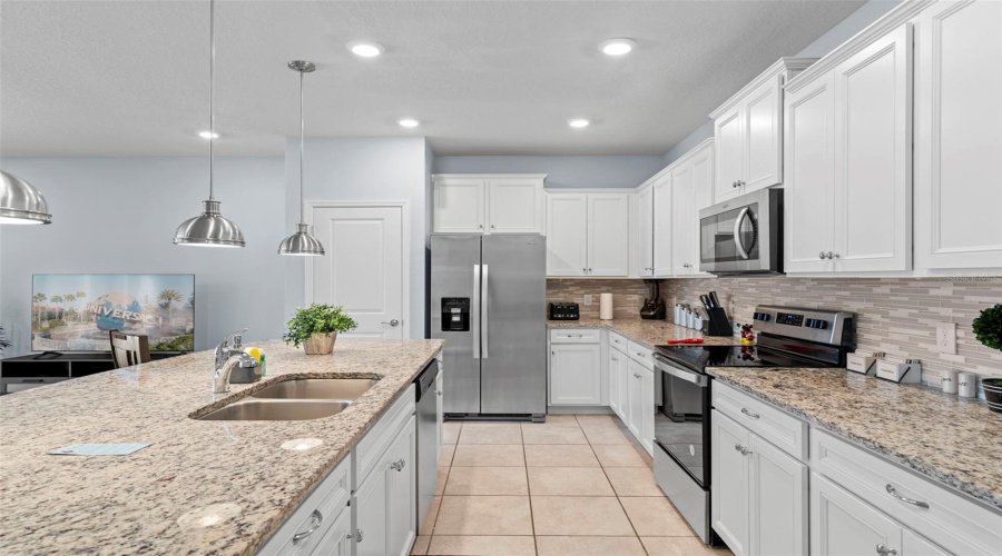 DAVENPORT, Florida 33897, 5 Bedrooms Bedrooms, ,4 BathroomsBathrooms,Residential,For Sale,PARADISE,0,MFRO6286884