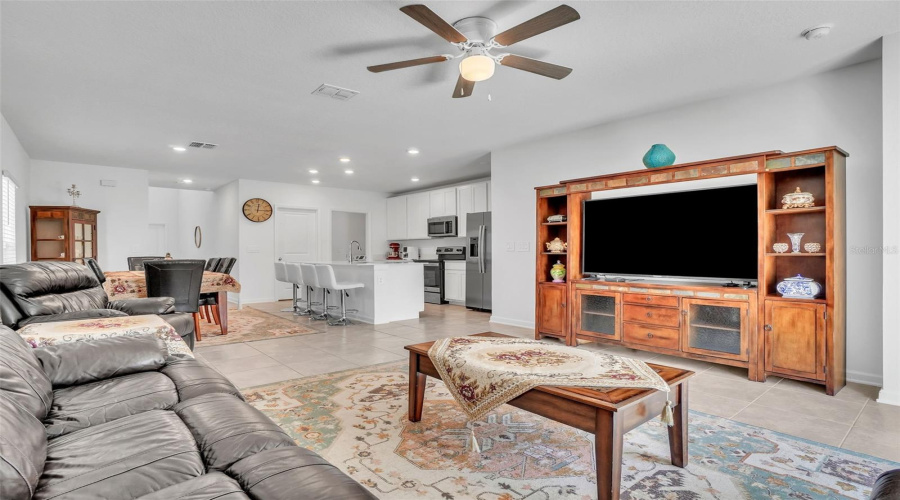 DAVENPORT, Florida 33837, 5 Bedrooms Bedrooms, ,2 BathroomsBathrooms,Residential,For Sale,DARING,0,MFRO6287071