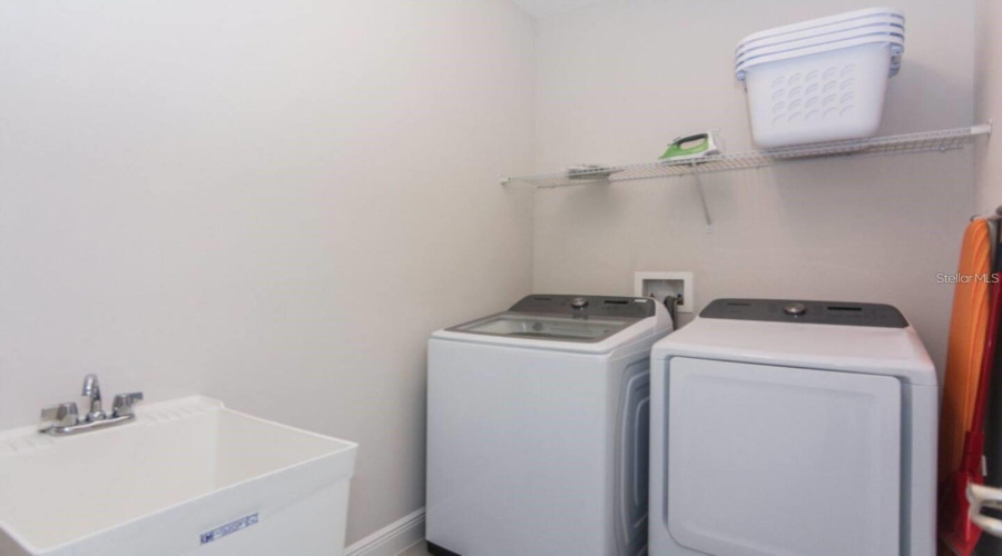 KISSIMMEE, Florida 34747, 5 Bedrooms Bedrooms, ,5 BathroomsBathrooms,Residential,For Sale,AUBURN,0,MFRO6287455