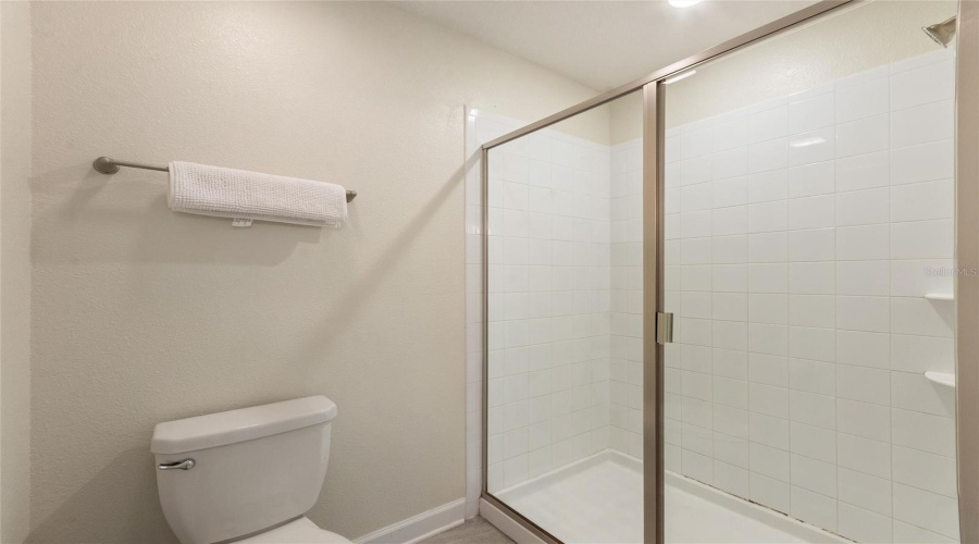 Connecting bath between theme rooms
