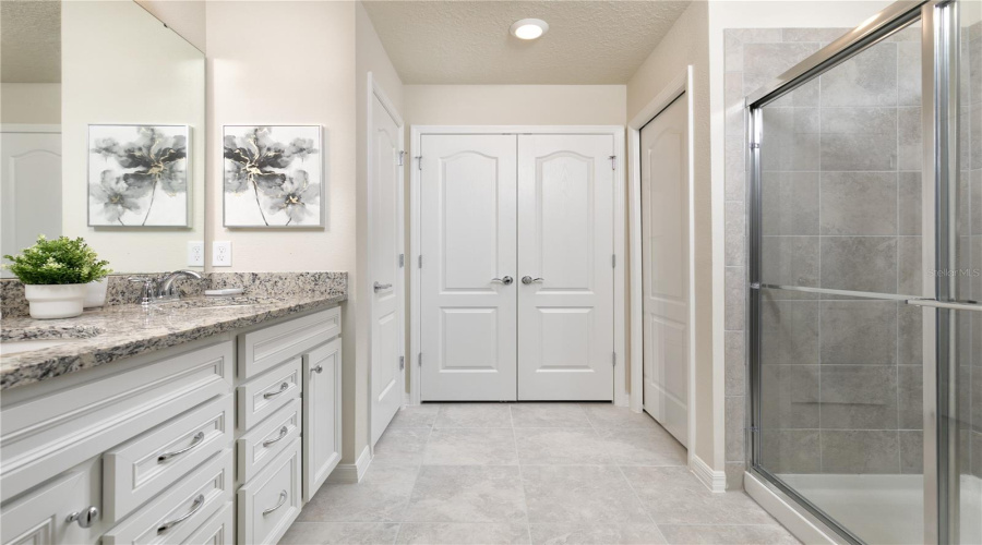 DAVENPORT, Florida 33837, 5 Bedrooms Bedrooms, ,5 BathroomsBathrooms,Residential,For Sale,OAKMOSS,0,MFRO6288236