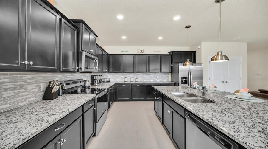 Davenport, Florida 33897, 10 Bedrooms Bedrooms, ,8 Bathroomsbathrooms,Residential,For Sale,Lana,Mfro6191499