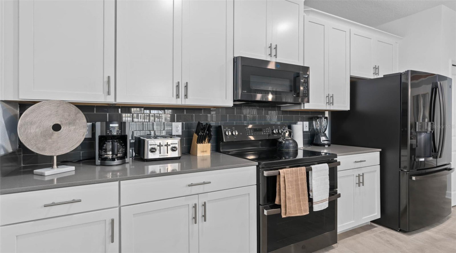 Davenport, Florida 33896, 4 Bedrooms Bedrooms, ,3 Bathroomsbathrooms,Residential,For Sale,Leader,Mfrs5121604