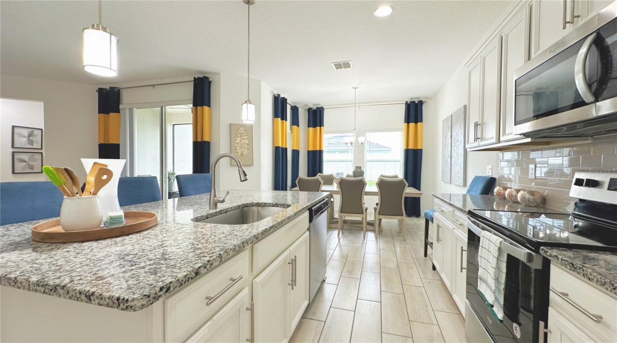 Davenport, Florida 33837, 4 Bedrooms Bedrooms, ,2 Bathroomsbathrooms,Residential,For Sale,Disa,Mfrs5122405