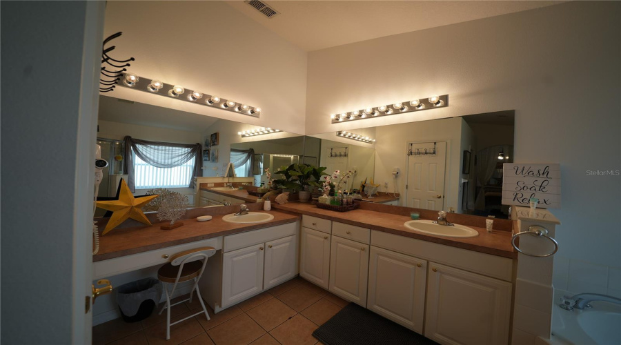 Kissimmee, Florida 34746, 4 Bedrooms Bedrooms, ,3 Bathroomsbathrooms,Residential,For Sale,Cumbrian Lakes,Mfrs5111363