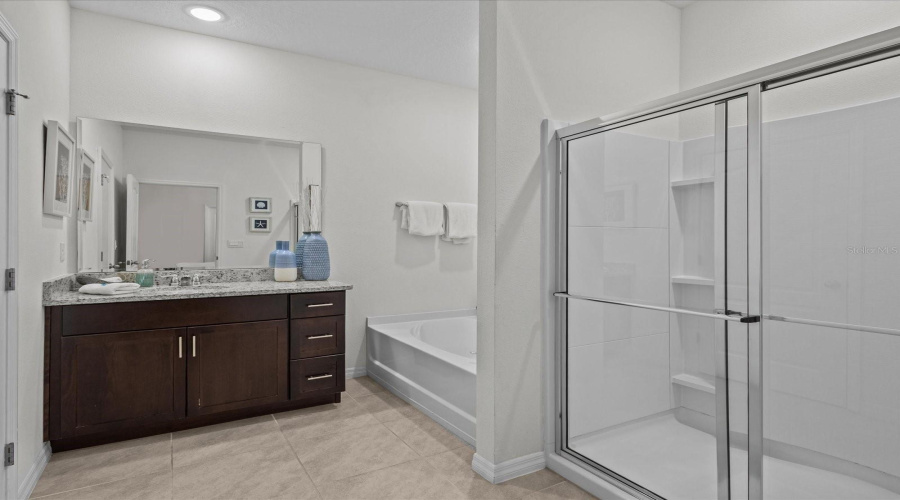 DAVENPORT, Florida 33837, 6 Bedrooms Bedrooms, ,5 BathroomsBathrooms,Residential,For Sale,OAK REFLECTION,0,MFRO6289357