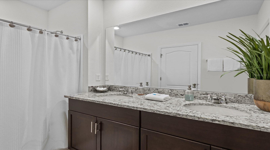 DAVENPORT, Florida 33837, 6 Bedrooms Bedrooms, ,5 BathroomsBathrooms,Residential,For Sale,OAK REFLECTION,0,MFRO6289357