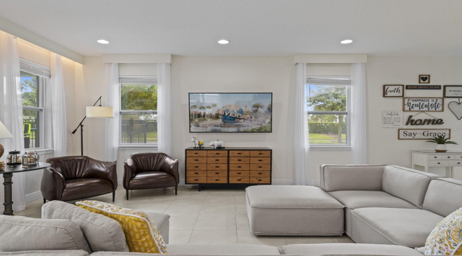 Kissimmee, Florida 34747, 5 Bedrooms Bedrooms, ,4 Bathroomsbathrooms,Residential,For Sale,Fairfax,Mfro6290194
