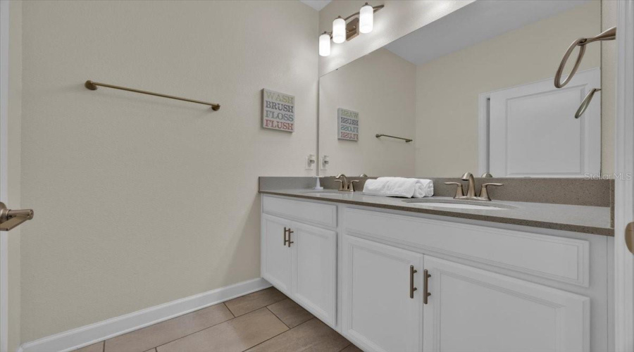DAVENPORT, Florida 33896, 5 Bedrooms Bedrooms, ,4 BathroomsBathrooms,Residential,For Sale,PEBBLE BEACH,MFRG5090012