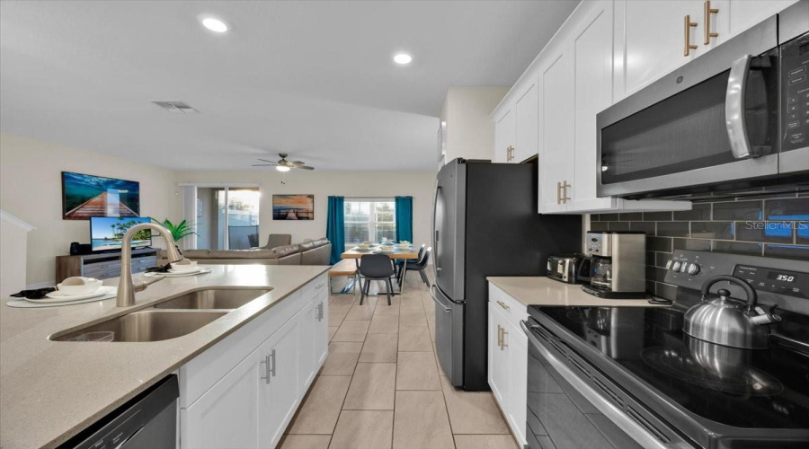 DAVENPORT, Florida 33896, 5 Bedrooms Bedrooms, ,4 BathroomsBathrooms,Residential,For Sale,PEBBLE BEACH,MFRG5090012