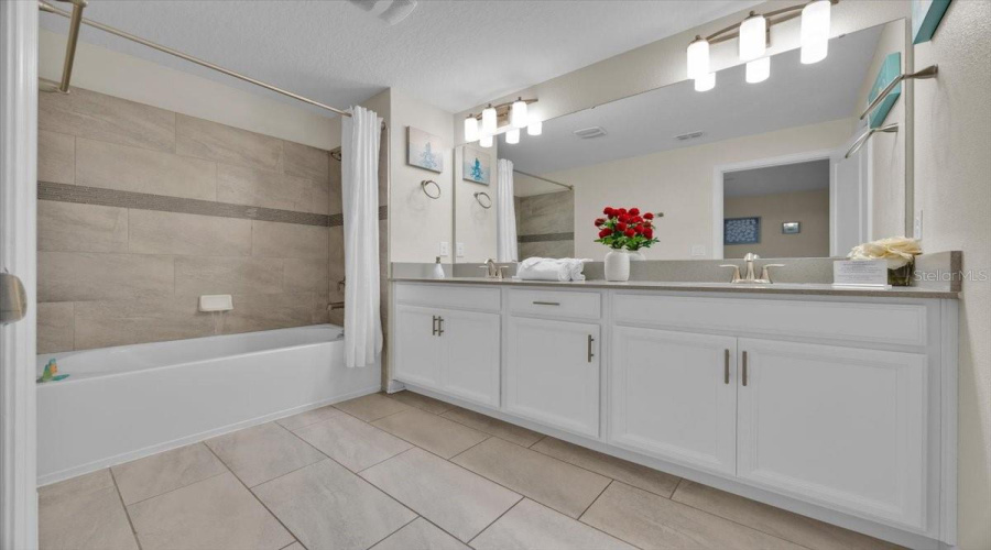 DAVENPORT, Florida 33896, 5 Bedrooms Bedrooms, ,4 BathroomsBathrooms,Residential,For Sale,PEBBLE BEACH,MFRG5090012