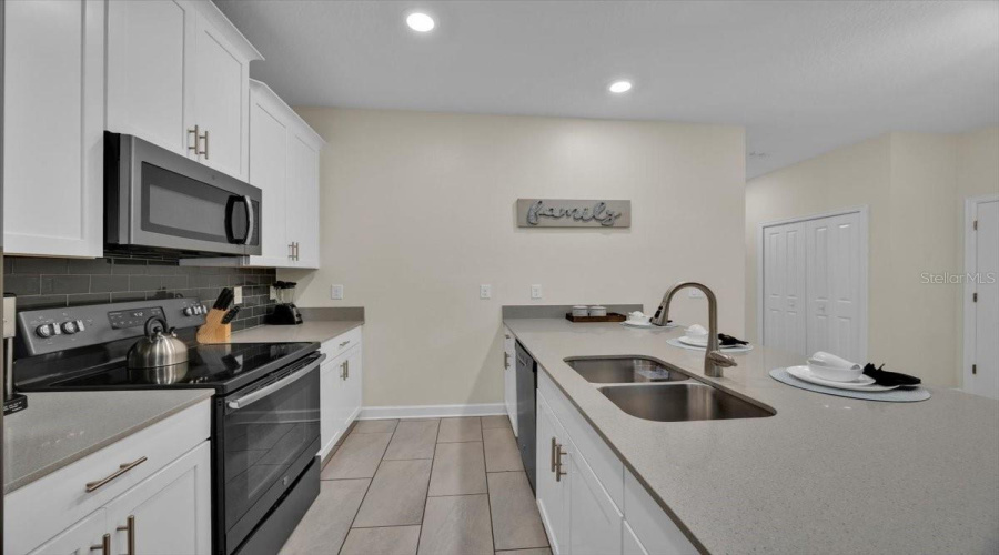DAVENPORT, Florida 33896, 5 Bedrooms Bedrooms, ,4 BathroomsBathrooms,Residential,For Sale,PEBBLE BEACH,MFRG5090012