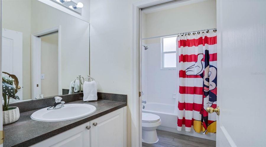Full bathroom #2