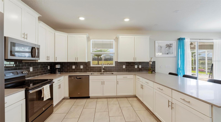 DAVENPORT, Florida 33896, 6 Bedrooms Bedrooms, ,6 BathroomsBathrooms,Residential,For Sale,PEBBLE BEACH,0,MFRS5123389