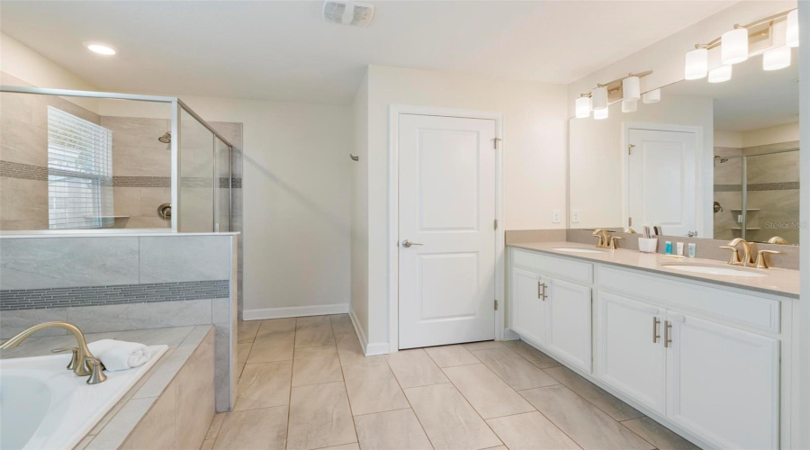 DAVENPORT, Florida 33896, 6 Bedrooms Bedrooms, ,6 BathroomsBathrooms,Residential,For Sale,PEBBLE BEACH,0,MFRS5123389
