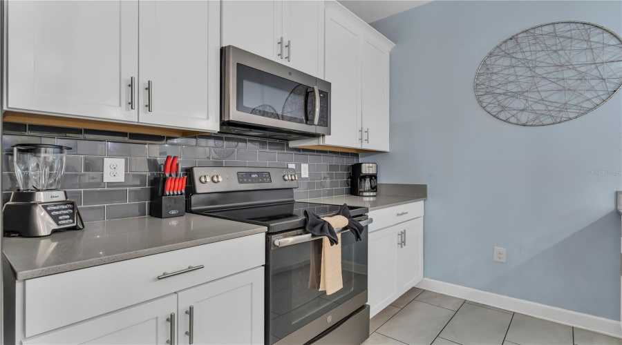 DAVENPORT, Florida 33896, 5 Bedrooms Bedrooms, ,4 BathroomsBathrooms,Residential,For Sale,PEBBLE BEACH,0,MFRG5094805