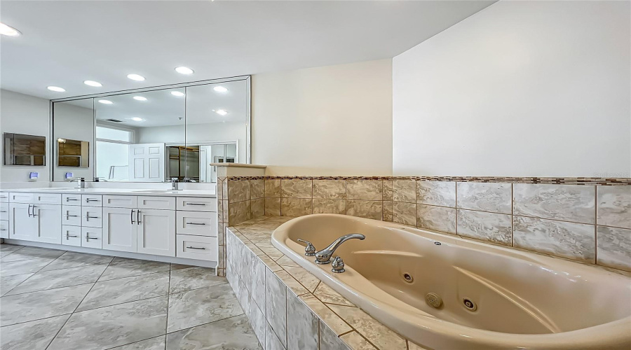 ORLANDO, Florida 32836, 3 Bedrooms Bedrooms, ,2 BathroomsBathrooms,Residential,For Sale,THE ESPLANADE,0,MFRO6294223