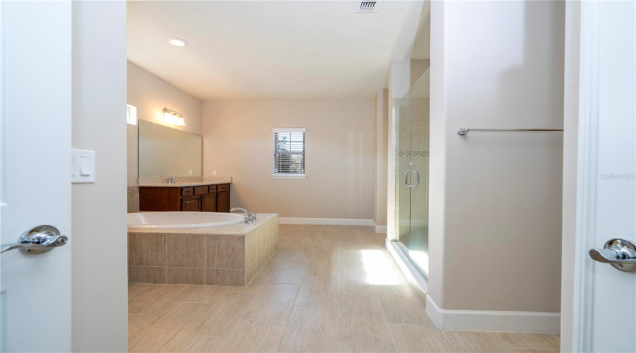 ORLANDO, Florida 32836, 4 Bedrooms Bedrooms, ,4 BathroomsBathrooms,Residential,For Sale,ROYAL ESTATES,0,MFRO6295131