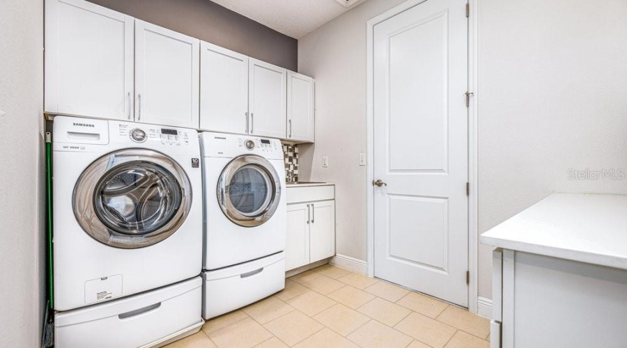 Orlando, Florida 32836, 4 Bedrooms Bedrooms, ,3 Bathroomsbathrooms,Residential,For Sale,Brixford,Mfro6287089