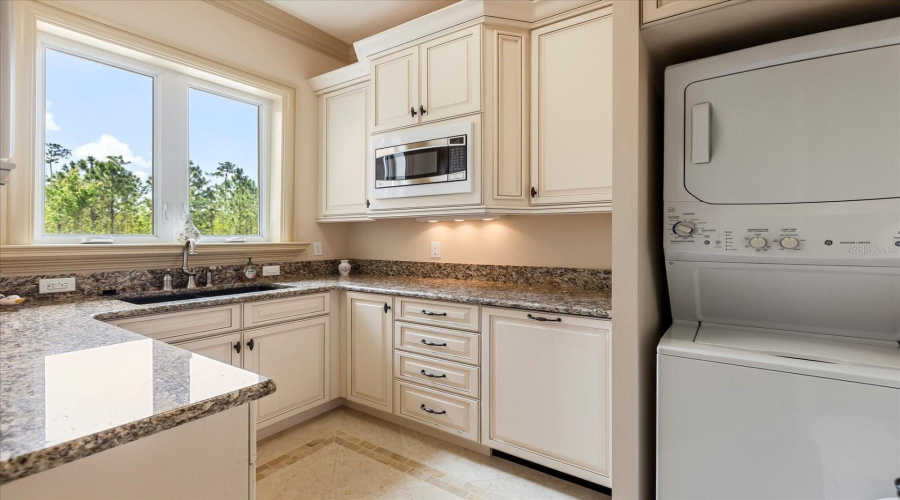 Kissimmee, Florida 34747, 5 Bedrooms Bedrooms, ,5 Bathroomsbathrooms,Residential,For Sale,Apache,Mfro6296135