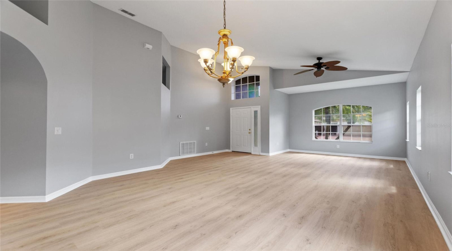 9-11 Ft Vaulted Ceiling In Great Room