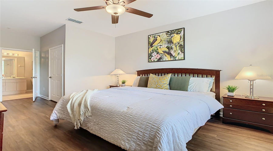 Primary Bedroom – Spacious with en-suite bath.
