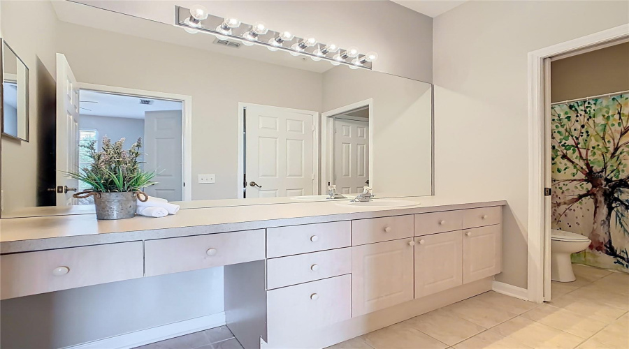 Primary Bath – Fresh with shower/tub combo.