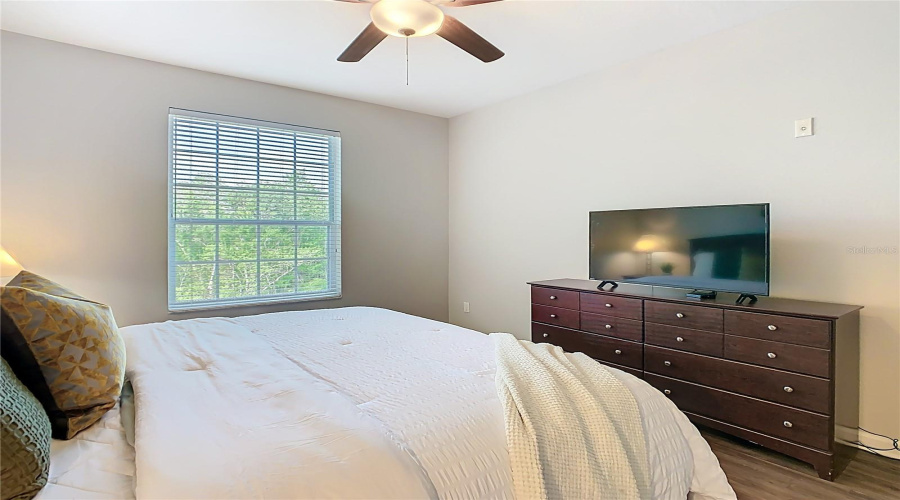 Primary Bedroom – Spacious with en-suite bath.