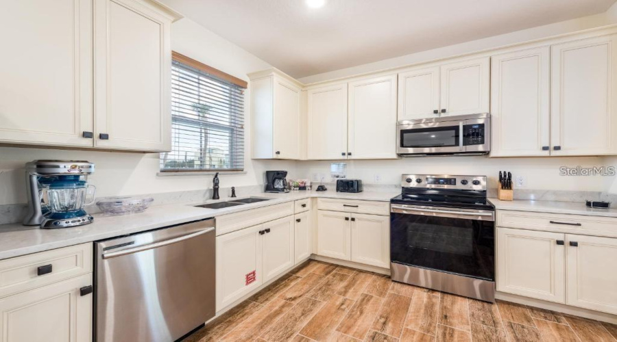 Kissimmee, Florida 34747, 4 Bedrooms Bedrooms, ,4 Bathroomsbathrooms,Residential,For Sale,Shaker,Mfro6297192