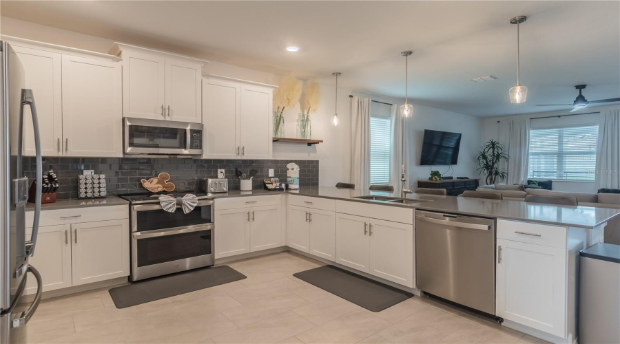 DAVENPORT, Florida 33896, 9 Bedrooms Bedrooms, ,5 BathroomsBathrooms,Residential,For Sale,SOMMERSET HILLS,0,MFRO6246986