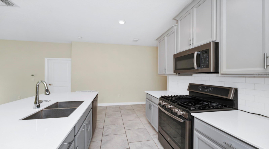 DAVENPORT, Florida 33837, 3 Bedrooms Bedrooms, ,2 BathroomsBathrooms,Residential,For Sale,OAK MARSH,0,MFRO6297271