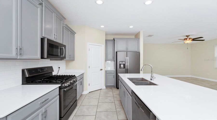 DAVENPORT, Florida 33837, 3 Bedrooms Bedrooms, ,2 BathroomsBathrooms,Residential,For Sale,OAK MARSH,0,MFRO6297271