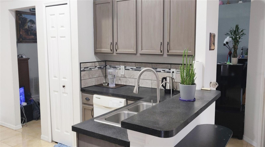 DAVENPORT, Florida 33897, 3 Bedrooms Bedrooms, ,2 BathroomsBathrooms,Residential,For Sale,CHESHIRE,0,MFRTB8372212