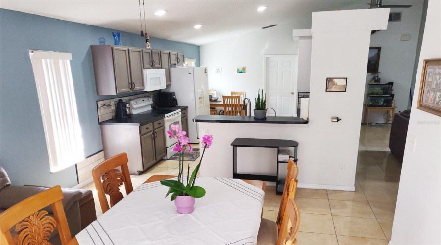 DAVENPORT, Florida 33897, 3 Bedrooms Bedrooms, ,2 BathroomsBathrooms,Residential,For Sale,CHESHIRE,0,MFRTB8372212