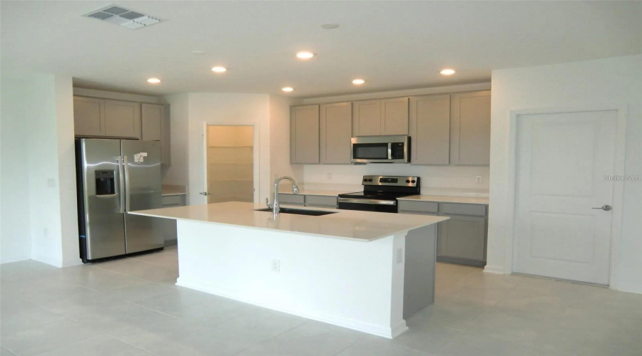 Davenport, Florida 33837, 4 Bedrooms Bedrooms, ,2 Bathroomsbathrooms,Residential,For Sale,Loch,Mfro6298851