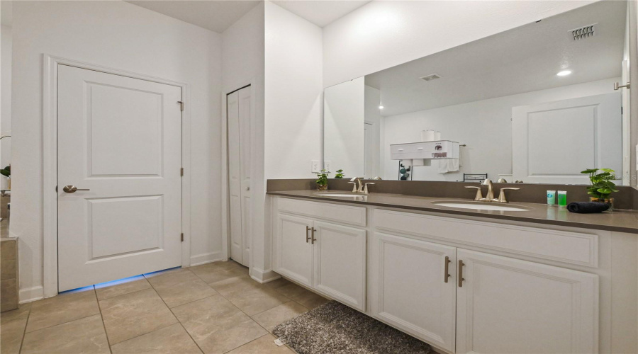 DAVENPORT, Florida 33896, 8 Bedrooms Bedrooms, ,5 BathroomsBathrooms,Residential,For Sale,SOMMERSET HILLS,0,MFRO6299364