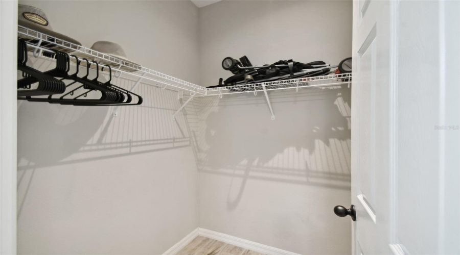 WALK-IN CLOSET