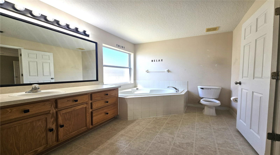 Davenport, Florida 33837, 3 Bedrooms Bedrooms, ,2 Bathroomsbathrooms,Residential,For Sale,Lake Charles,Mfro6299860
