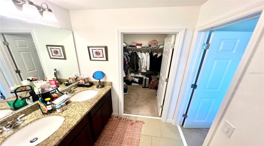 Walking closet of the primary bathroom.