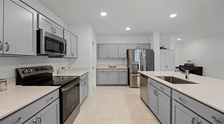 DAVENPORT, Florida 33837, 6 Bedrooms Bedrooms, ,3 BathroomsBathrooms,Residential,For Sale,GENTLE RAIN,MFRV4942187