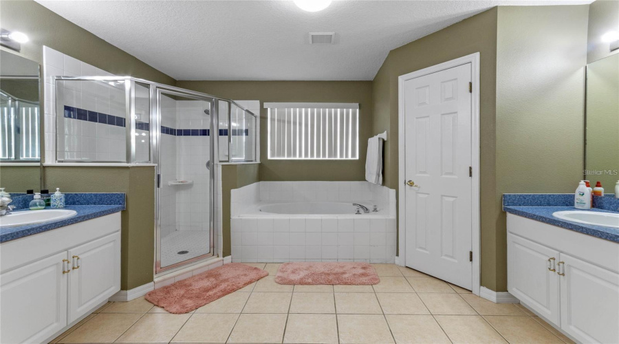 KISSIMMEE, Florida 34746, 5 Bedrooms Bedrooms, ,3 BathroomsBathrooms,Residential,For Sale,CUMBRIAN LAKES,MFRTB8315325