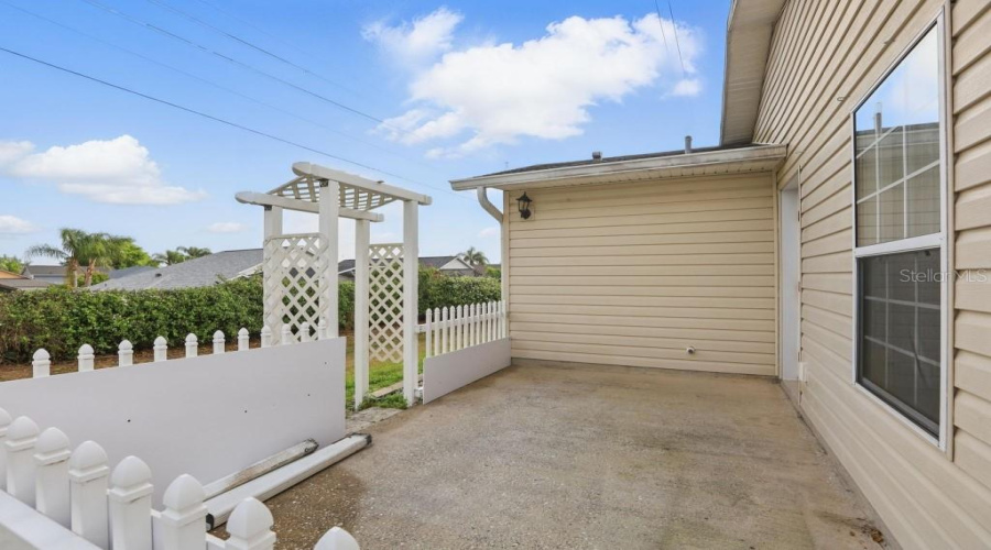 DAVENPORT, Florida 33897, 3 Bedrooms Bedrooms, ,2 BathroomsBathrooms,Residential,For Sale,HIGHWAY 27,0,MFRTB8377449