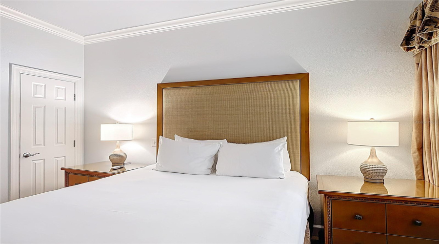 queen bed with linens included
