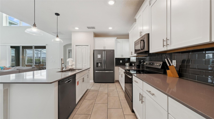 DAVENPORT, Florida 33896, 5 Bedrooms Bedrooms, ,5 BathroomsBathrooms,Residential,For Sale,DROP SHOT,0,MFRS5125638