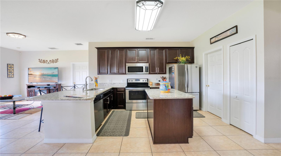 Kissimmee, Florida 34746, 4 Bedrooms Bedrooms, ,3 Bathroomsbathrooms,Residential,For Sale,Meadow View,Mfrg5096355
