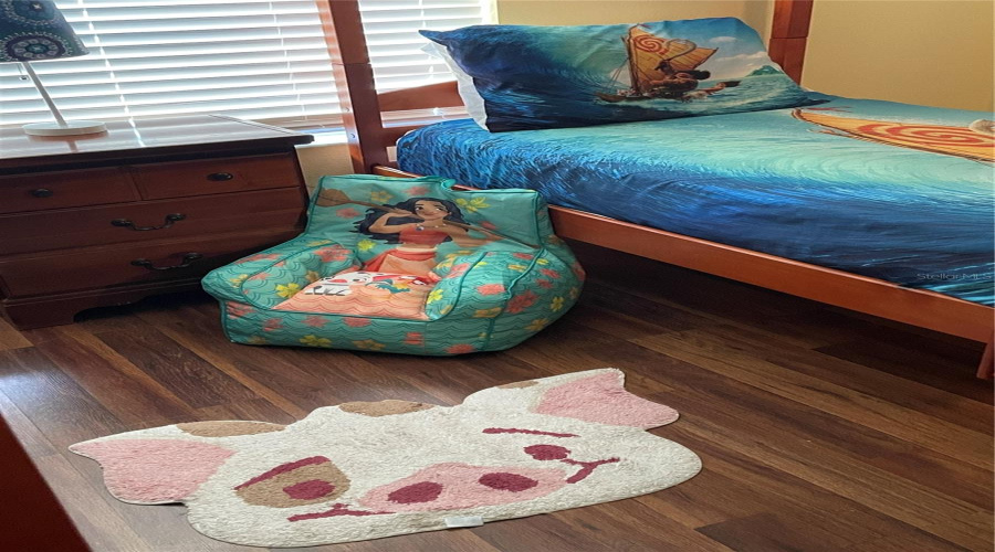Bunk room Moana bedding and Chair, andrug