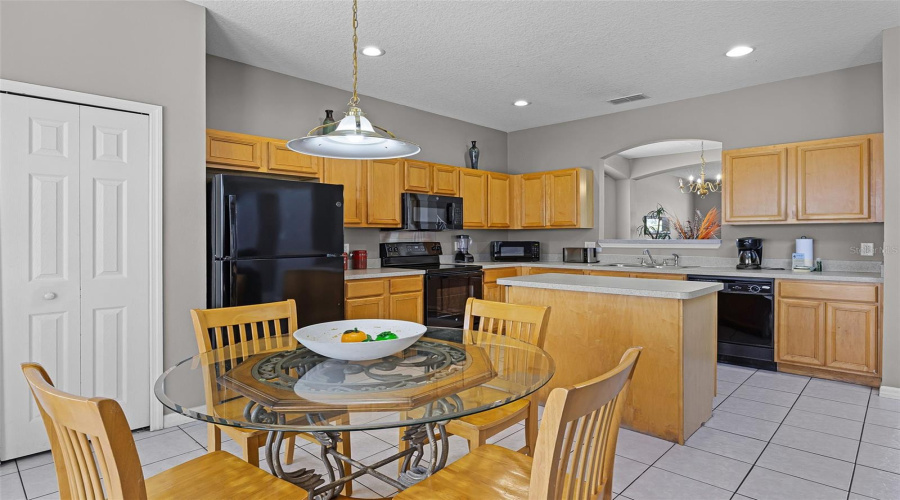 Davenport, Florida 33837, 7 Bedrooms Bedrooms, ,4 Bathroomsbathrooms,Residential,For Sale,Rosso,Mfrs5125959