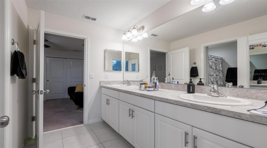 Davenport, Florida 33837, 6 Bedrooms Bedrooms, ,5 Bathroomsbathrooms,Residential,For Sale,Meadow Bend,Mfro6305231