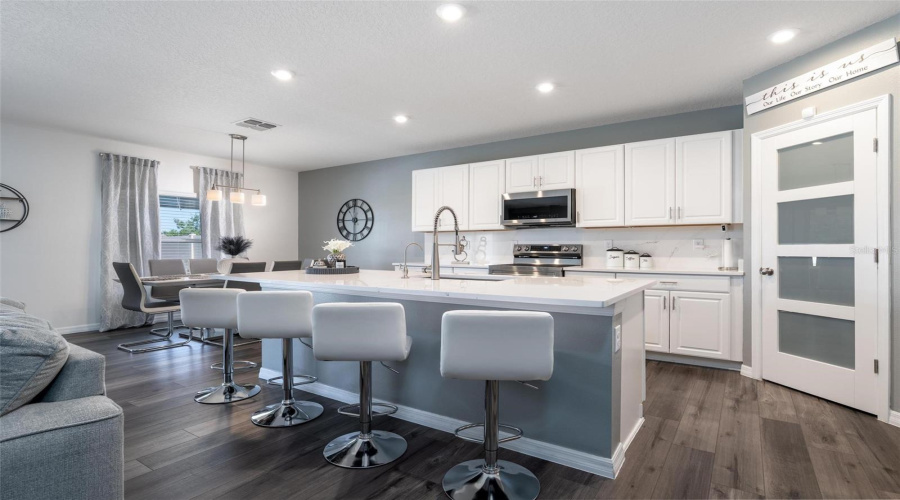 Davenport, Florida 33837, 6 Bedrooms Bedrooms, ,5 Bathroomsbathrooms,Residential,For Sale,Meadow Bend,Mfro6305231