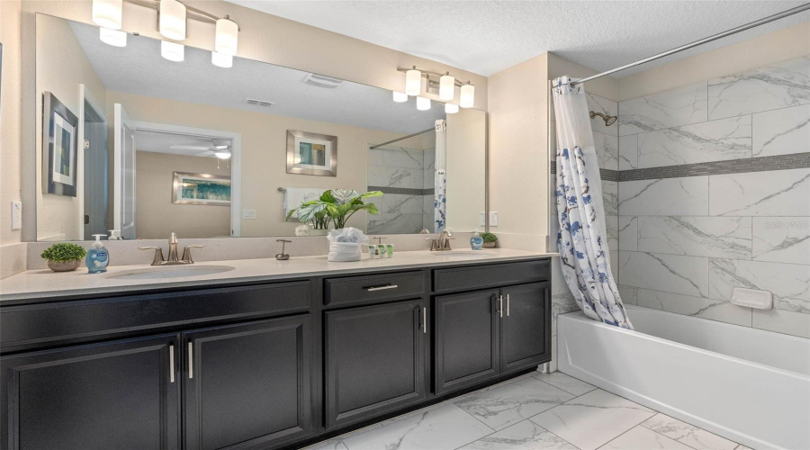 Kissimmee, Florida 34746, 5 Bedrooms Bedrooms, ,4 Bathroomsbathrooms,Residential,For Sale,Windermere,Mfro6305286
